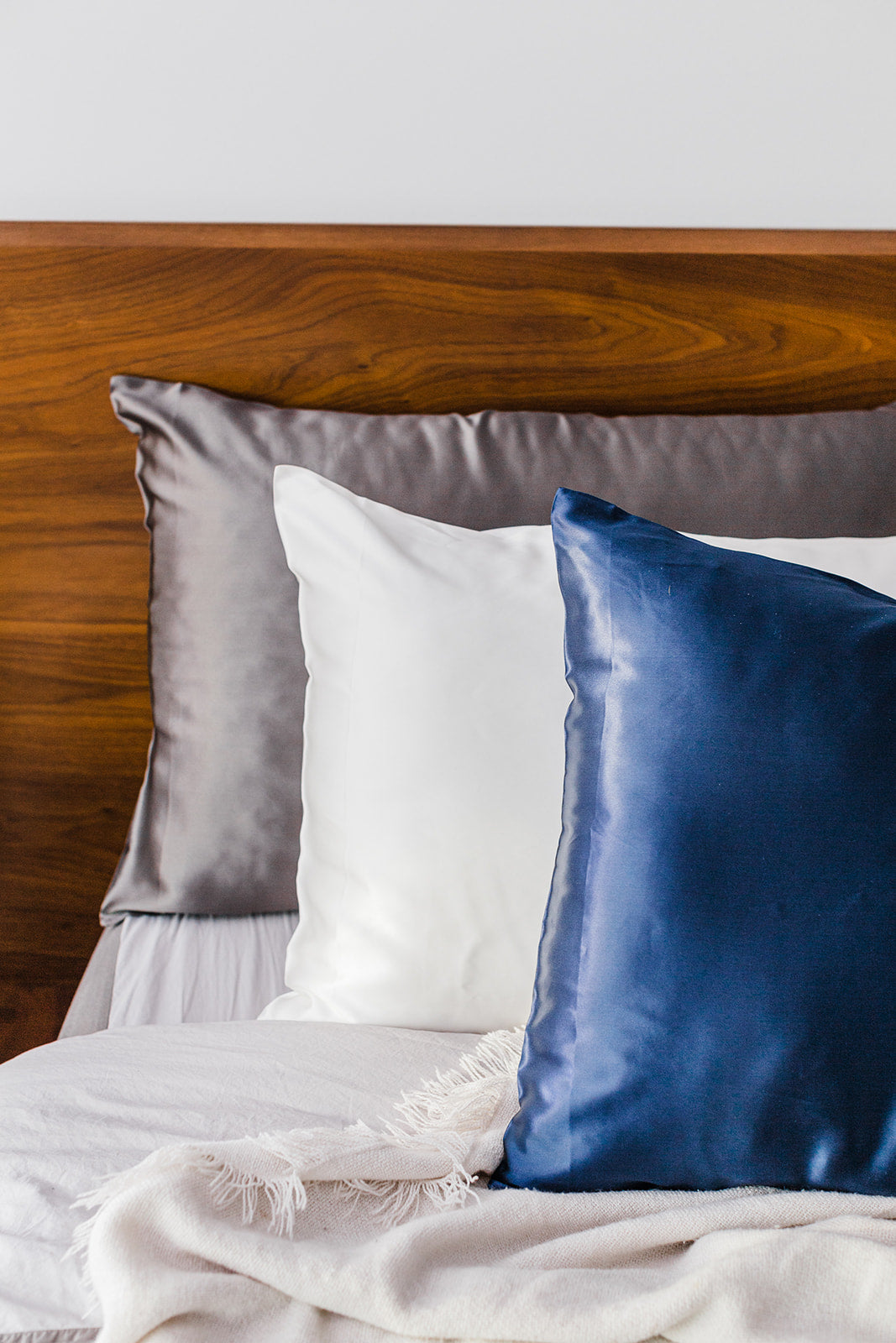 Pure Sol. Mulberry Silk Pillowcase with zipper Navy Charcoal and Ivory
